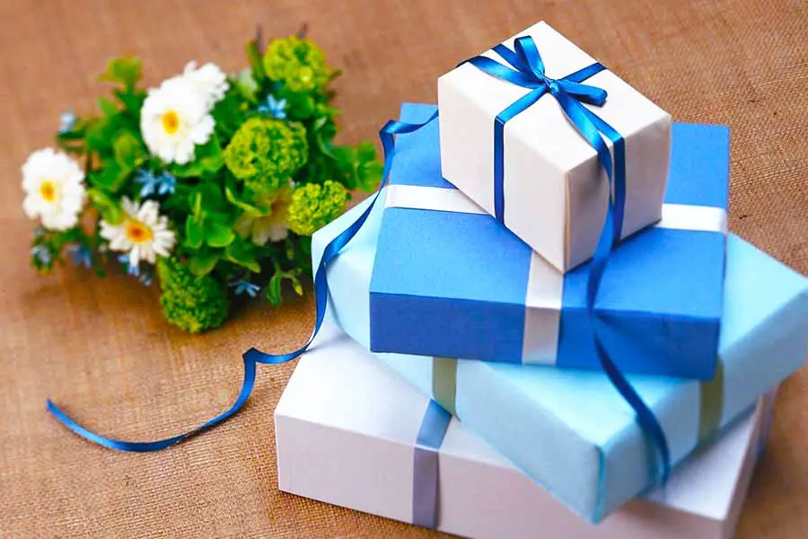 how much to spend on employee wedding gift