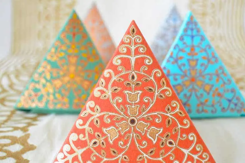 pyramid shaped favor boxes for wedding souvenirs